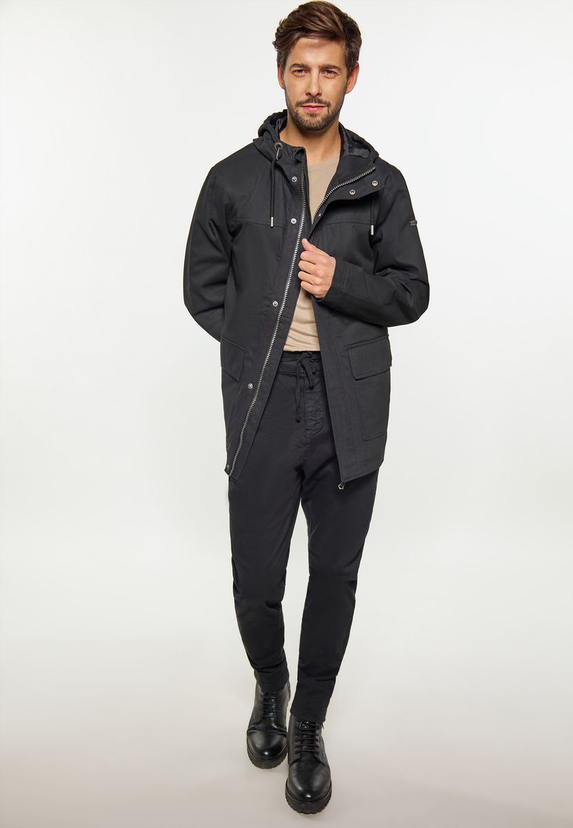 Minimalistische Kapuzenjacke im Utility-Stil