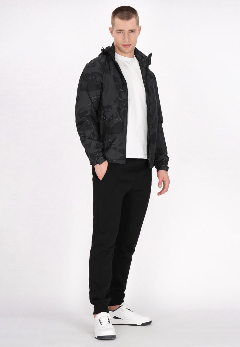 Gemusterte Windjacke mit Kapuze