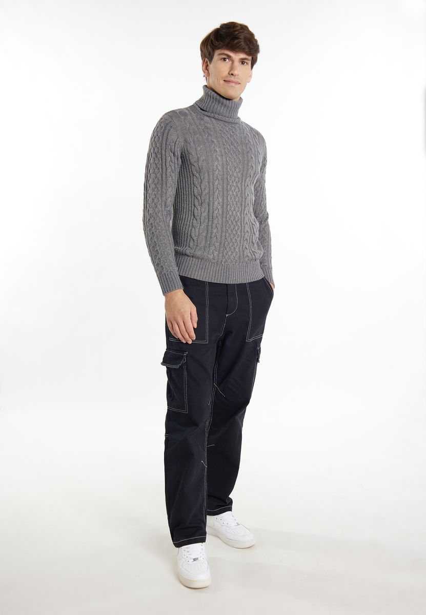 Klassischer Rollkragenpullover mit Zopfstrick