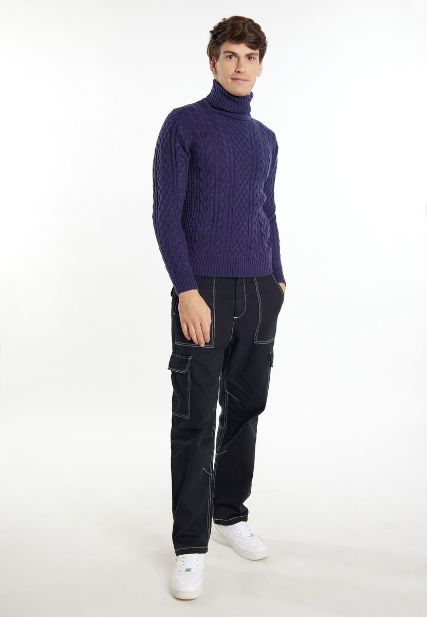 Klassischer Rollkragenpullover mit Zopfmuster