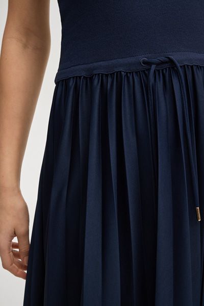 Marineblaues Tanktop-Maxikleid mit Faltenrock und Kordelzug