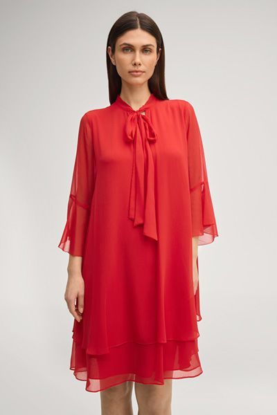 Windsor Denia Rotes Chiffonkleid mit Bindekragen und Stufen