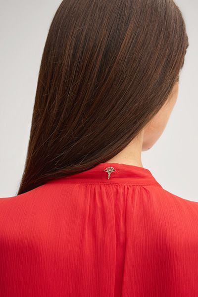 Windsor Denia Rotes Chiffonkleid mit Bindekragen und Stufen