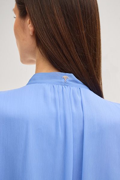 Someday Denia Blaues Chiffon-Kleid mit Stufen und Bindekragen