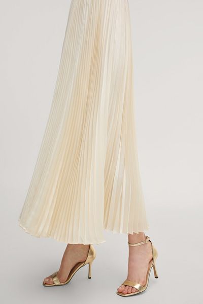 Cremefarbenes Midikleid mit Plisseerock, Rüschenärmeln, gesmokter Taille