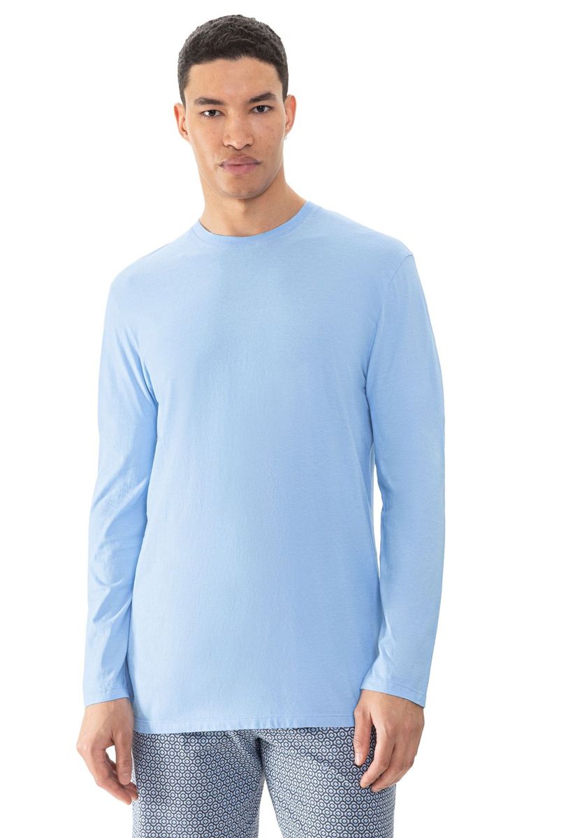 Klassisches hellblaues Langarmshirt