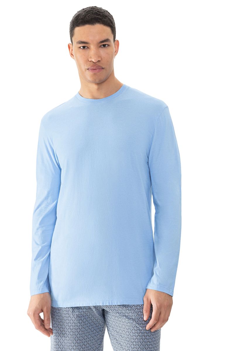 Klassisches hellblaues Langarmshirt
