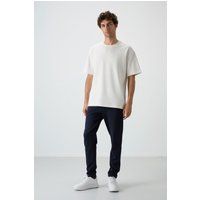 Minimalistisches Set aus Oversized-T-Shirt und Hose