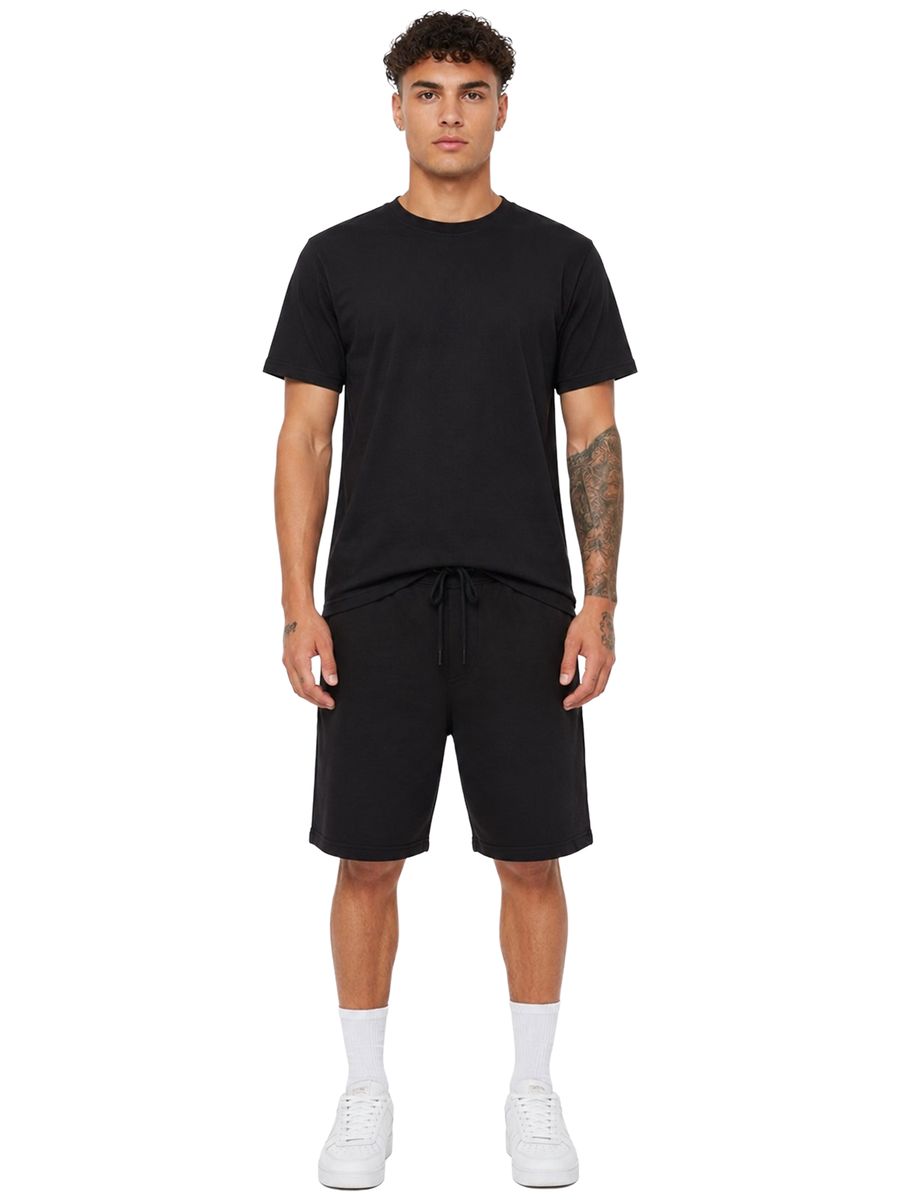 Klassisches Set aus T-Shirt und Shorts
