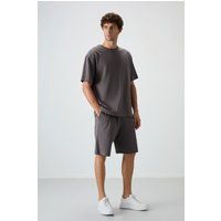 Oversized-Set aus T-Shirt und Shorts