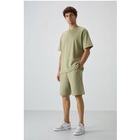 Minimalistisches Oversize-T-Shirt und Shorts-Set