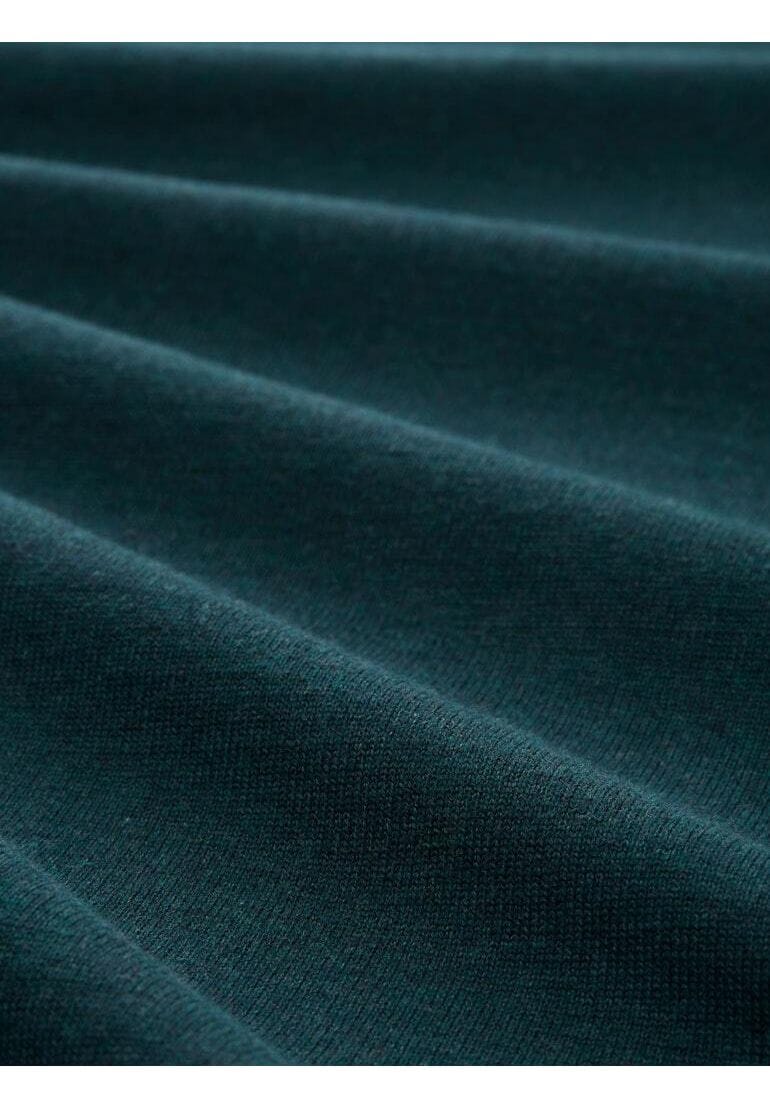 Klassischer einfarbiger Strickpullover mit Rundhalsausschnitt