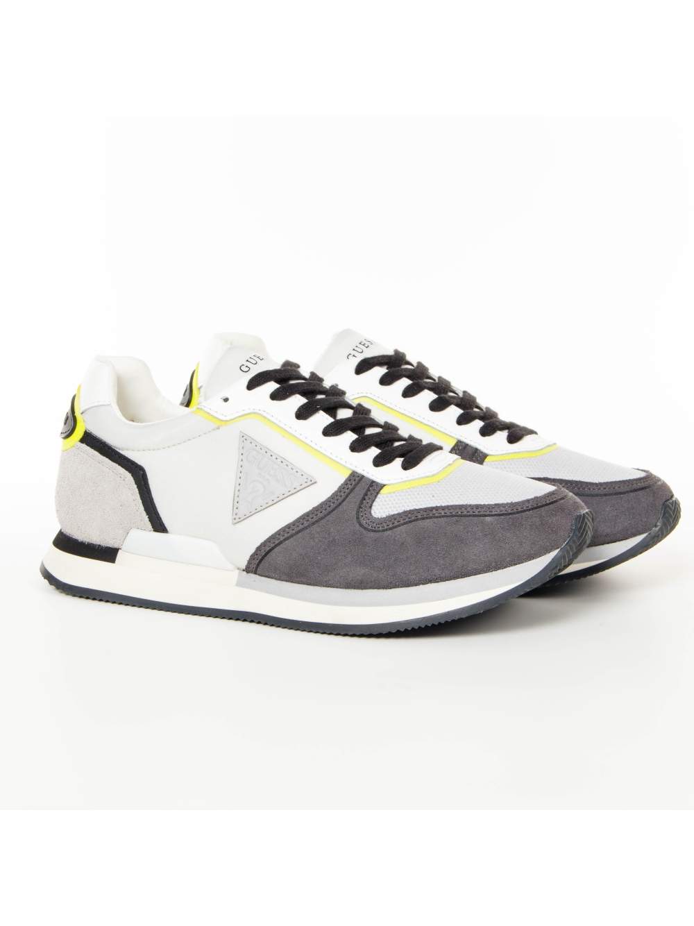 Retro-Sneaker mit farblich abgesetzten Einsätzen