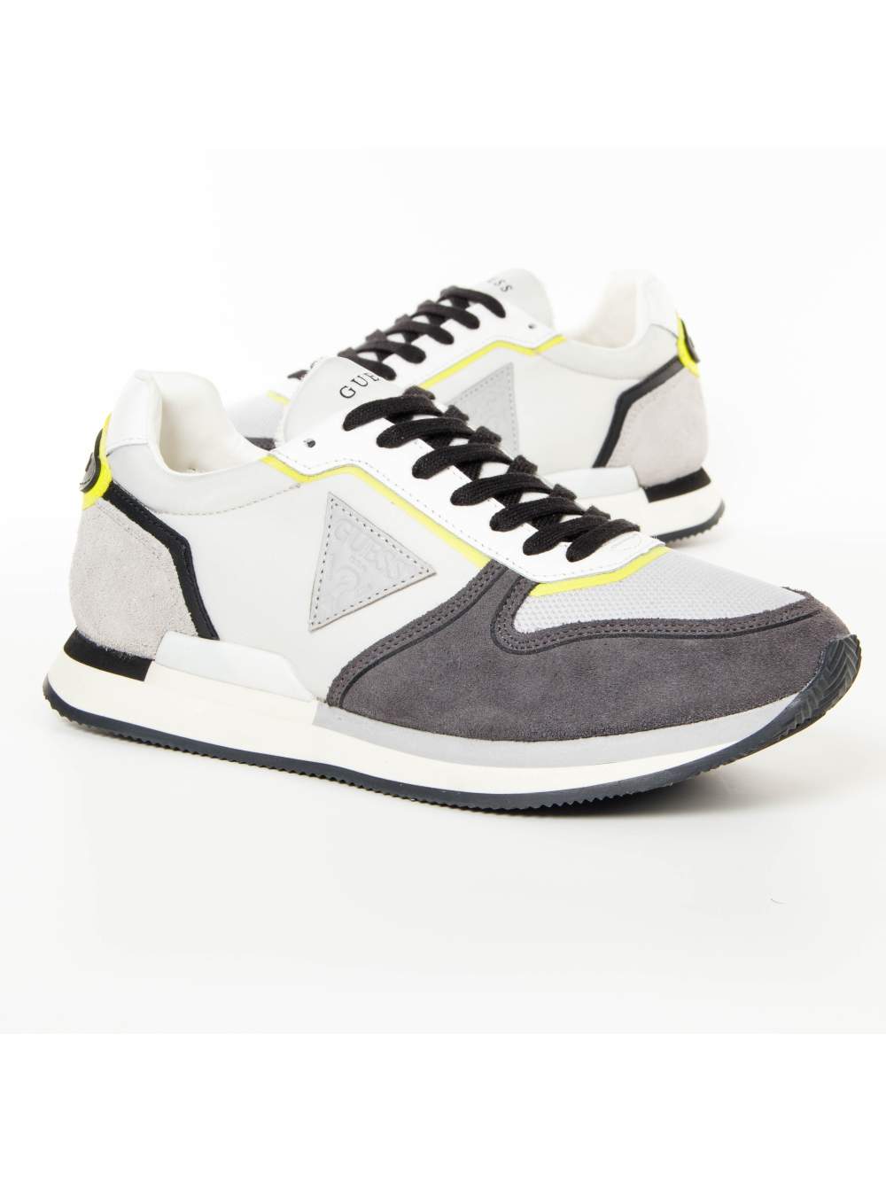 Retro-Sneaker mit farblich abgesetzten Einsätzen