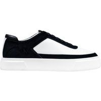 Minimalistische Plateausneaker mit Farbblock