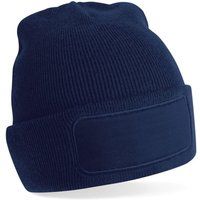 Klassische Strickbeanie mit Aufnäher