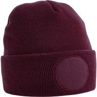 Strickmütze mit rundem Aufnäher