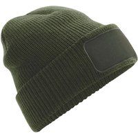 Isolierte Rippstrickmütze mit Aufnäher