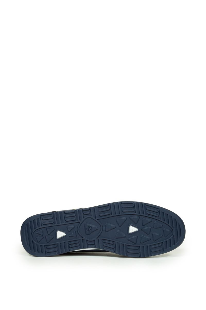 Sportliche Sneaker im Retro-Stil
