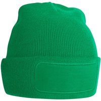 Umgeschlagene Strickmütze mit Aufnäher