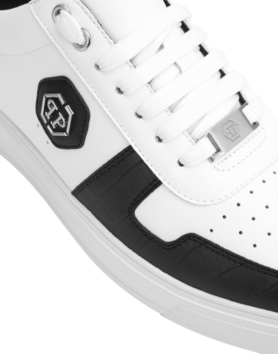 Low-Top Ledersneaker mit Kroko-Prägung