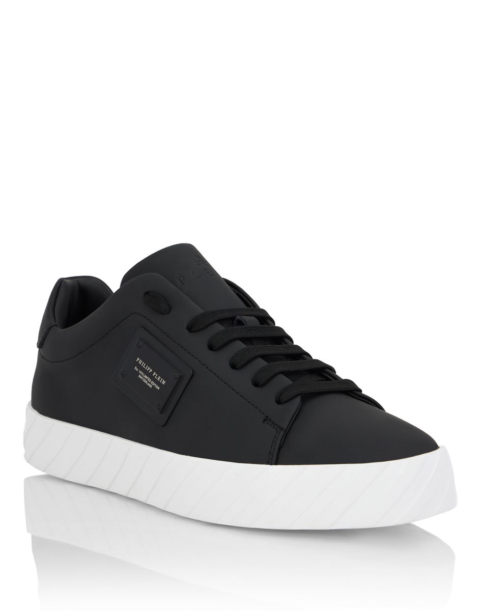 Minimalistische Leder-Sneaker mit Logo