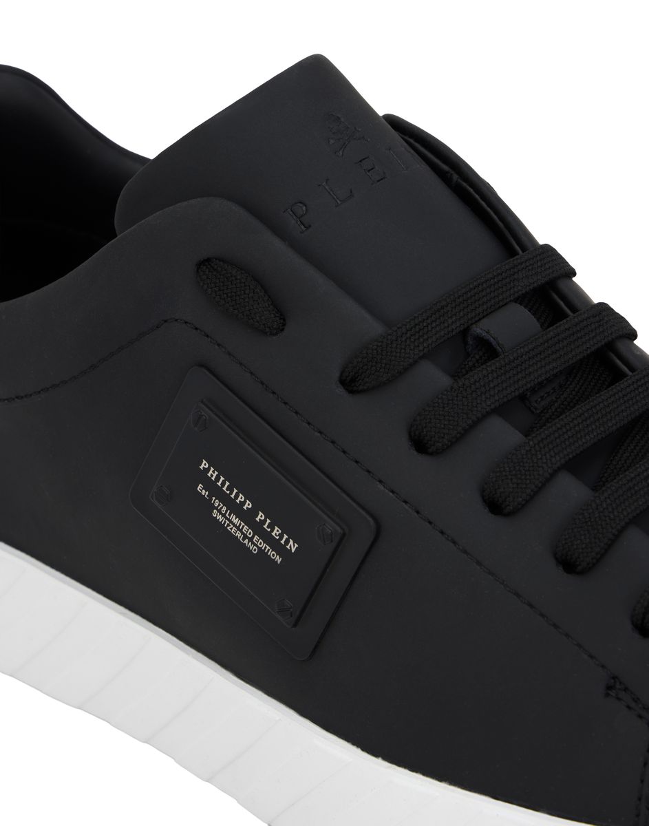 Minimalistische Leder-Sneaker mit Logo