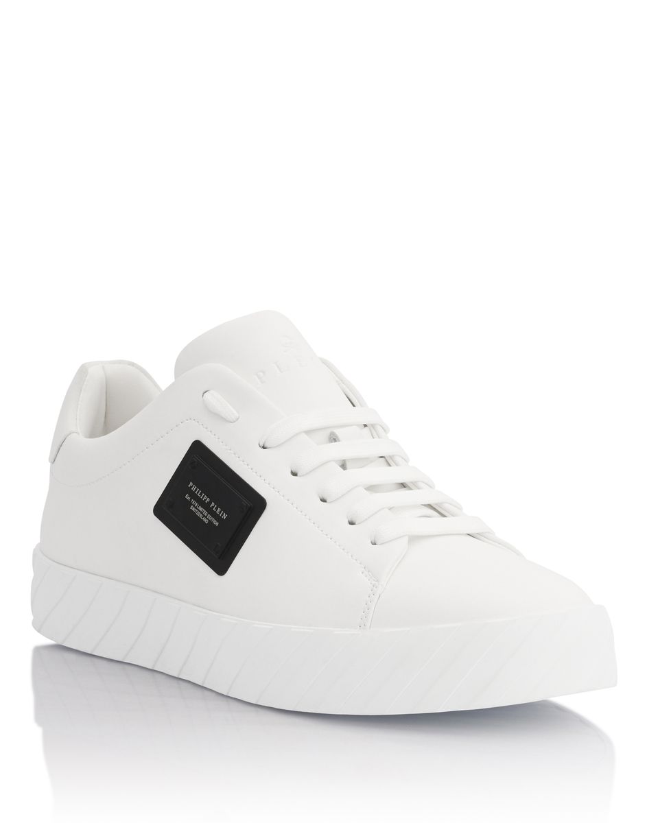 Minimalistische beschichtete Leder Low-Top Sneaker