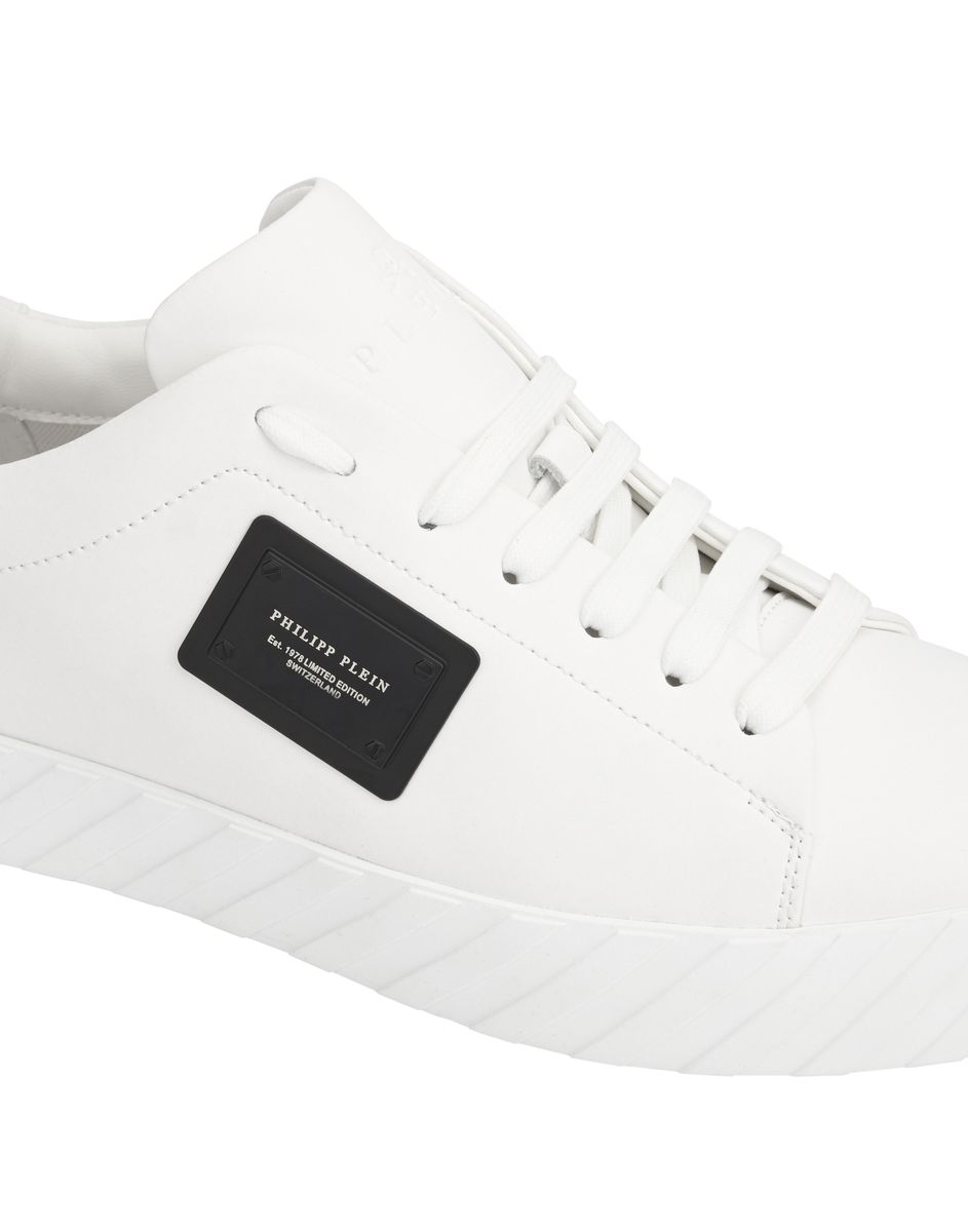 Minimalistische beschichtete Leder Low-Top Sneaker