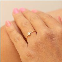 Zierlicher Goldring mit Marquise-Zirkonia
