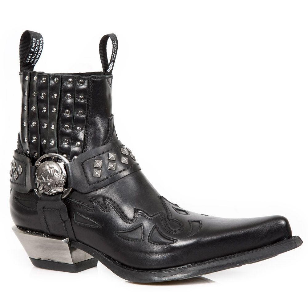 Westernstiefel mit Nieten und Totenkopf