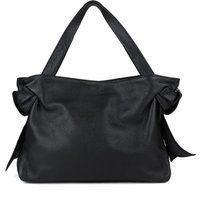 Handtasche aus genarbtem Leder mit gerafften Seiten
