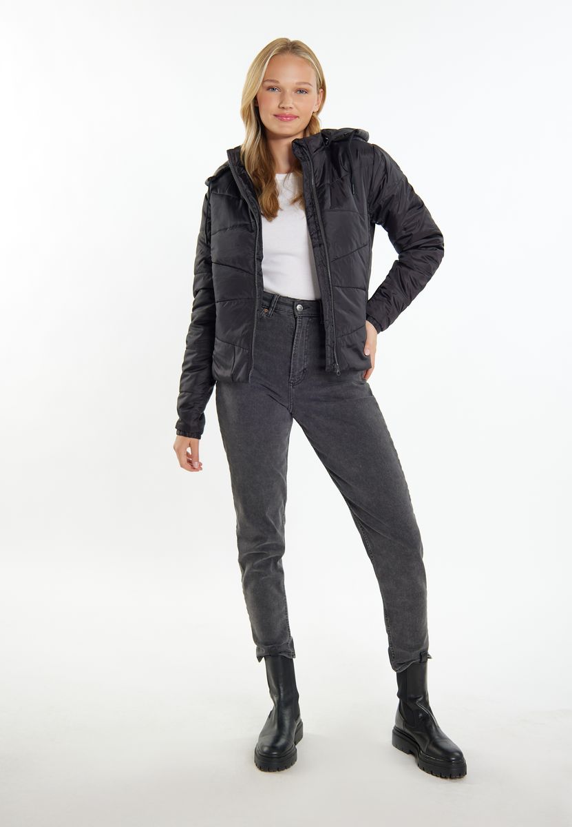 Leichte Kapuzenjacke mit schräger Steppung