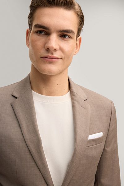 Schmal geschnittener hellbrauner Anzug
