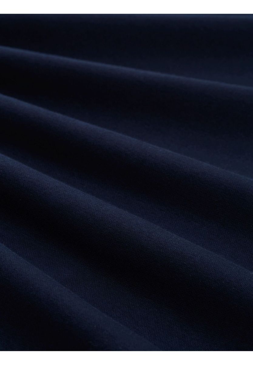 Klassischer marineblauer Kapuzenpullover