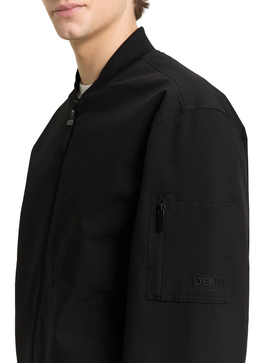 Klassische einfarbige schwarze Bomberjacke