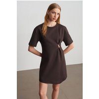 Modernes Shiftkleid mit Metalldetail