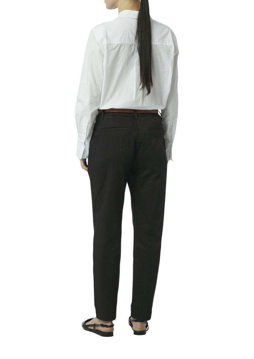 Schmal geschnittene Chinohose mit Gürtel