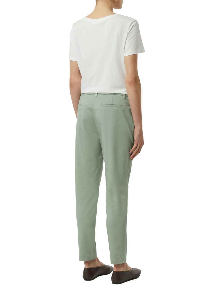 Schmale 7/8-Chino-Hose mit Gürtel