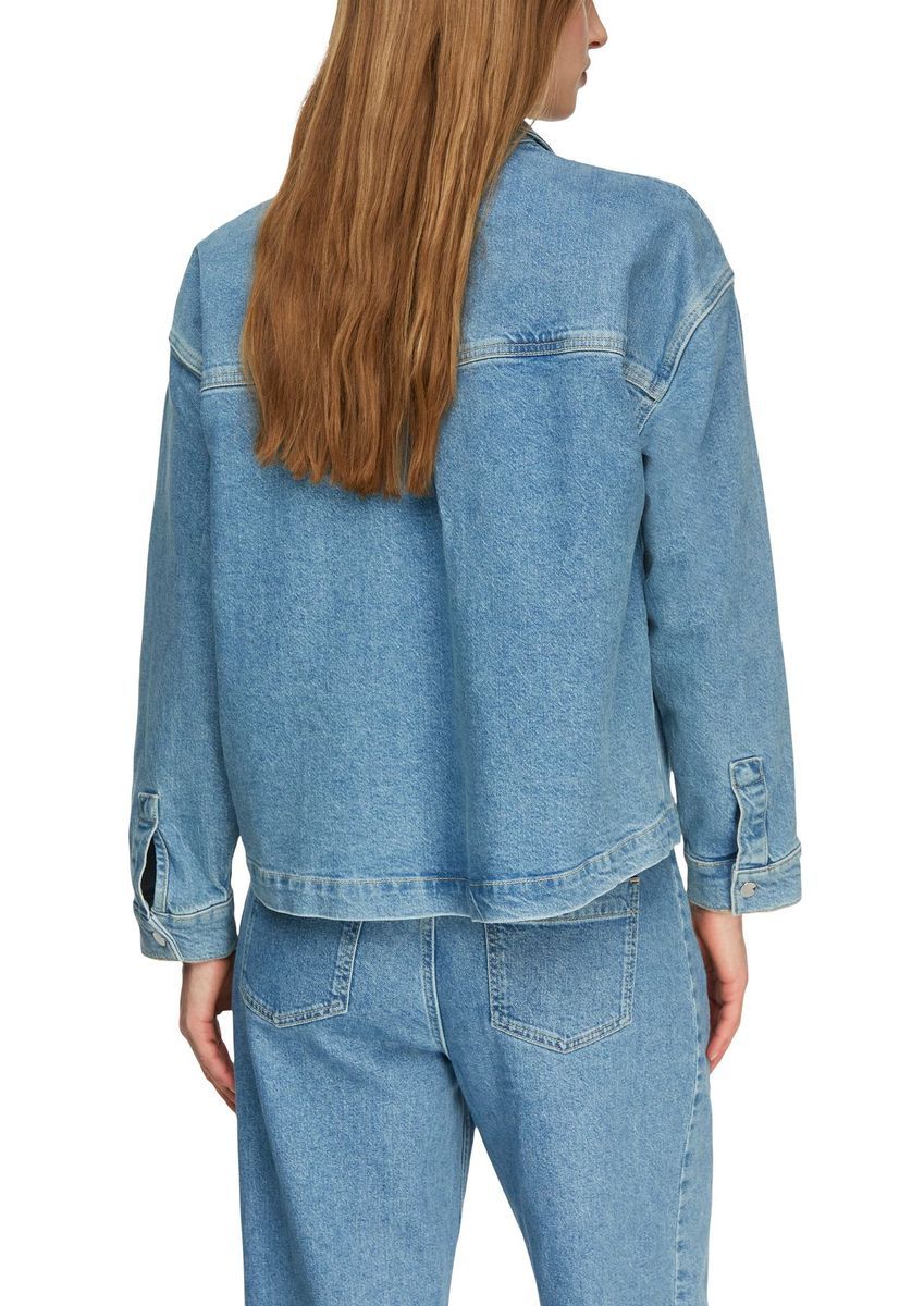 Hellblaue Jeansjacke mit aufgesetzten Taschen