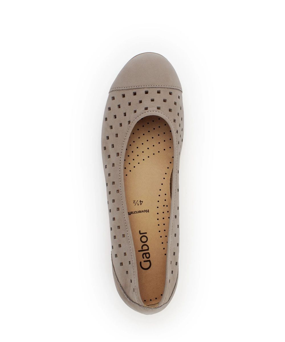 Beige Ballerinas aus perforiertem Leder für Damen