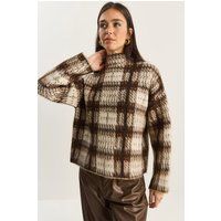 Dick gestrickter Karo-Pullover