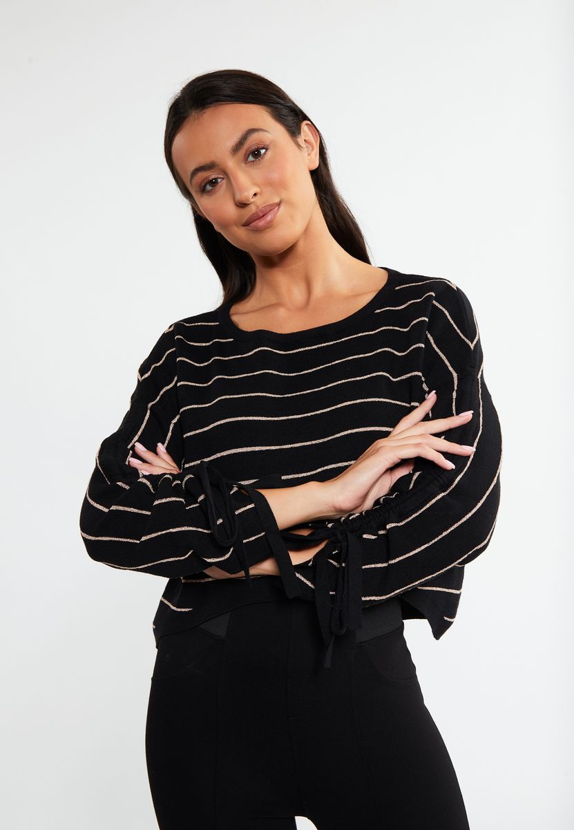 Gestreifter Strickpullover mit gerafften Ärmeln