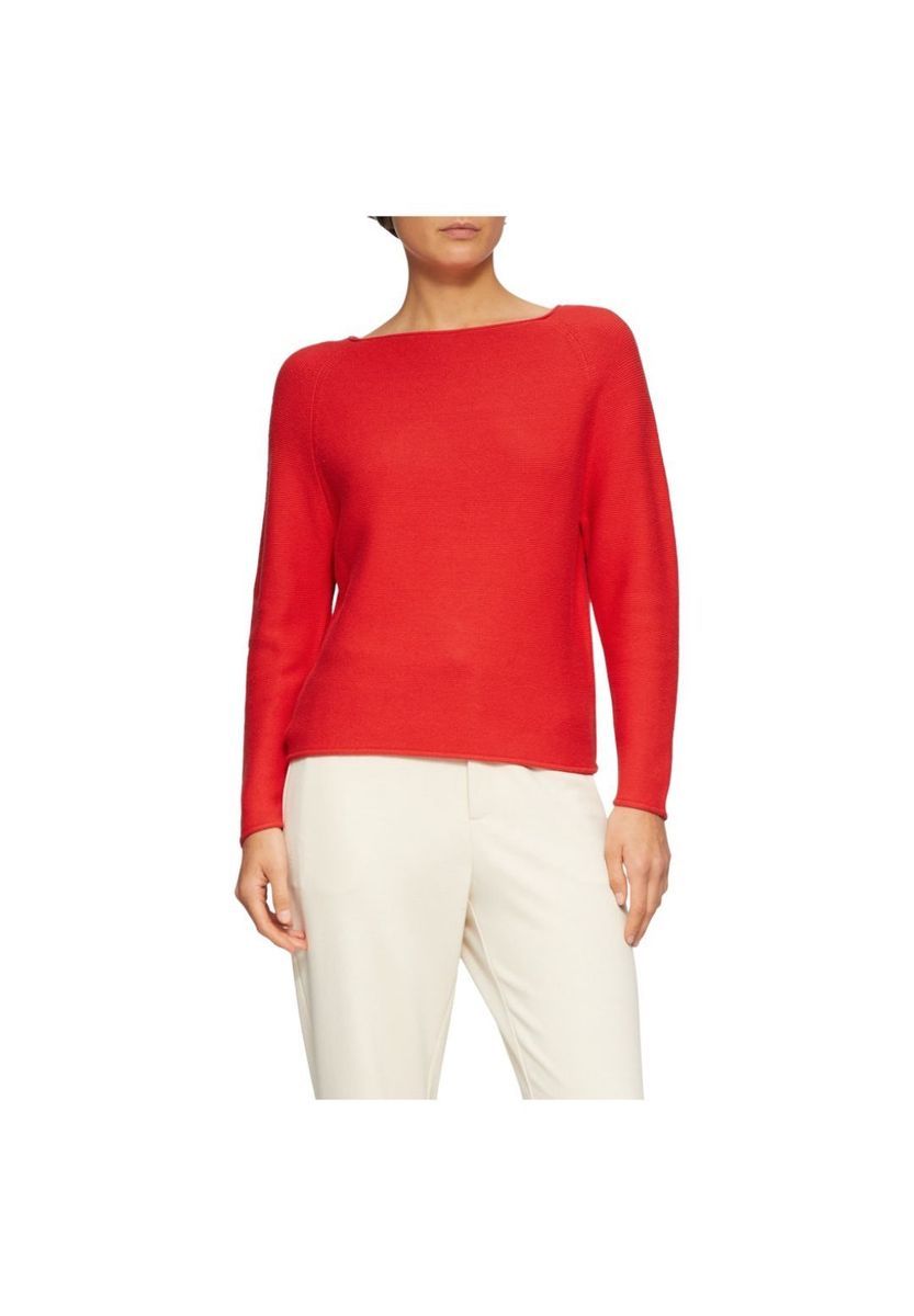 Klassischer roter Strickpullover mit U-Boot-Ausschnitt