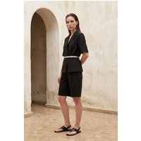 Kurzarm-Blazer und Bermuda-Set mit Gürtel