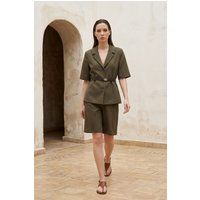 Strukturiertes Set aus Gürteljacke und Shorts