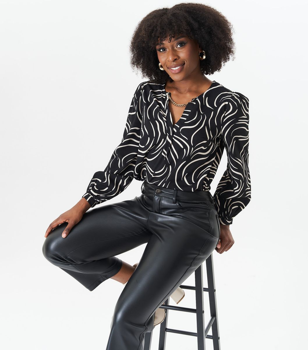 Bluse mit abstraktem Wirbelmuster