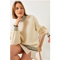 Lockerer Strickpullover mit Kontrastrippung