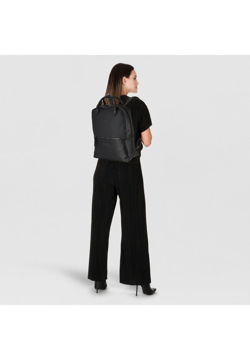 Klassischer schwarzer Rucksack aus Kunstleder