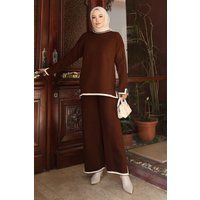 Lang geschnittenes Ensemble mit Kontrastdetails